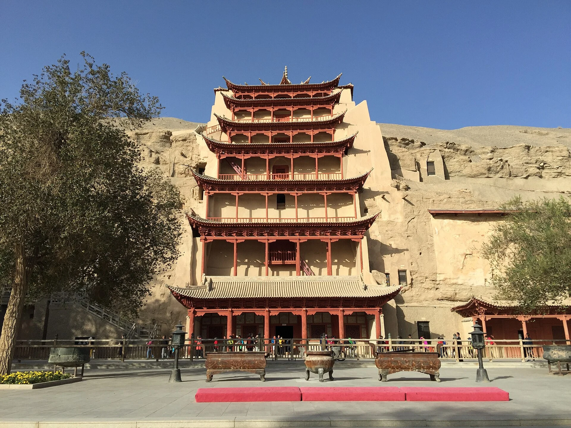 Façade des grottes de Mogao et le pavillon des Neuf Étages (Jiucenglou)